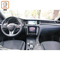車廂布局豪華與科技感兼備，設有上下雙屏幕的中控台及門板均有皮革、楓木及鋁飾件點綴。