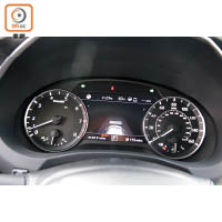 雙圓錶板配合中央輔助屏幕，清晰顯示各項行車資訊。