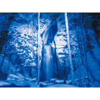 夜間行程冰瀑會有不同色彩的燈光照射。
