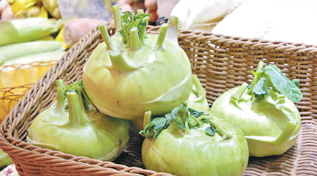 芥蘭頭有綠色和紫色兩種，質感夠結實即可食用。
