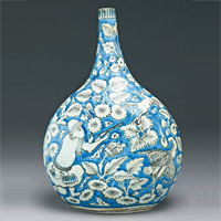 長頸膽瓶（伊朗，17世紀，釉下彩繪）