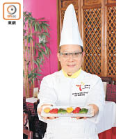中華廚藝學院高級教導員（中菜-粵菜）劉礎君師傅會在課程中教授不同的烹調技巧。