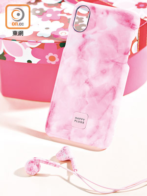 系列主打粉紅色，iPhone X手機殼（上）和Earbud Plus耳機（下）加入粉紅雲石花紋配色。 售價：$238（iPhone X手機殼）、$268（Earbud Plus耳機）