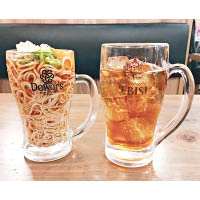 以啤酒杯盛載蕎麥麵及配料（左），賣相造型還可以接受。