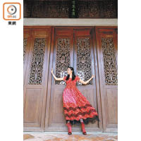 Shiatzy Chen紅色龍鳳圖案連身長裙 $13,380、紅色綁帶高踭短靴 $6,580（B）