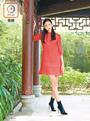 ba&sh紅色通花連身裙 $4,490（A）；Jimmy Choo黑色襪筒高踭鞋 $6,990（F）