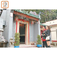 村內的洪聖宮是香港現存最古舊的洪聖廟，其歷史可追溯到清朝康熙初年。