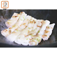 3. 蝦米腸慢火煎至外層焦香及脆卜卜。