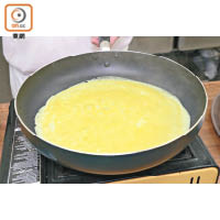 1. 金華火腿需早一晚用糖水浸過夜備用。雞蛋拂起，加少許生粉水拂勻以增加韌性；起油鑊，下蛋汁煎成蛋皮，盛起裁成長條形備用。