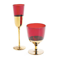 大時大節，不少人都愛飲番杯，精緻的飲酒器皿正好大派用場。酒紅色香檳杯和酒杯，配以金色底部，凸顯貴氣。 $129/件（b）