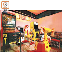 遊戲機中心場景擺放了彈珠機、街機、食鬼遊戲機和桌面遊戲機。