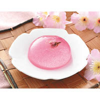 今年LAWSON便利店推出櫻花啫喱，果凍上面有花瓣點綴。