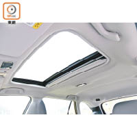 電動天窗屬標準配備，打開後能為車廂增加開揚感。