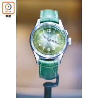 Montblanc 1858單按鈕計時碼錶，綠色錶盤配綠色錶帶，限量100枚。未定價（A）