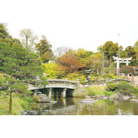 水前寺成趣園透過樹木、浮石和流水營造出美妙園景。