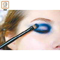 Step ii：再於整個眼窩掃上深藍色眼影，但切記眼影色調不要貼近眉骨。