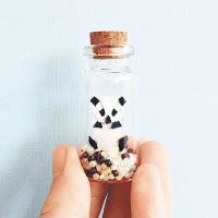 在玻璃瓶內的小熊貓，看起來十分可愛。