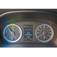 錶板中央設有彩色顯示屏，提供豐富易讀的行車資訊。