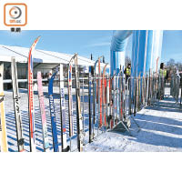 會場的欄柵由各地人士捐出的滑雪板組成，十分有意思。