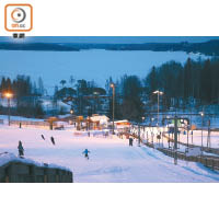 滑雪場由早上10時開放至晚上8時，大家可滑個夠本！