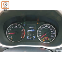 雙圈式儀錶板中央附設4.2吋小屏幕，行車資訊清晰顯示。