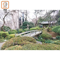 酒店外的日本庭園滿庭花香，住客可在園中的小徑上悠閒漫步。