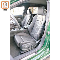 前排兩張電動RS跑車座椅，背部採用一體式設計，對身軀的保護度頗高。