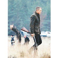 Daniel Craig於電影《007：Skyfall》着用的是BARBOUR Beacon Jacket。