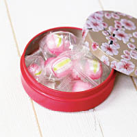 櫻花糖的盒子以櫻花作設計，有金色和藍色選擇。
