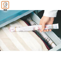 報紙防潮棒適合放在抽屜或衣櫃內吸濕。