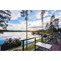 酒店被湖泊及森林包圍，到處都可欣賞優美景色。