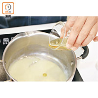 2. 把餘下的無調整豆乳與龍舌蘭漿、楓糖漿、寒天粉及海鹽拌勻。
