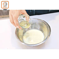 2. 攪勻「濕材料」中的無調整豆乳、椰子油、楓糖漿、雲呢拿香精。