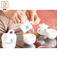 品茶的次序會從輕發酵到重發酵，逐一聞香、品嘗感受每款茶味。