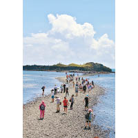 奎壁山至赤嶼的連島沙洲，每到退潮時便出現「摩西分海」奇景。