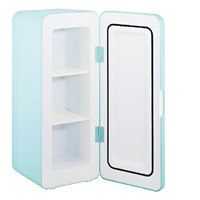 保冷箱內附兩塊可拆式層板，冷凍樽裝、罐裝或盒裝飲品一樣方便。