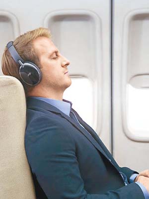 外遊搭飛機時總有一些揮之不去的低頻噪音，如各位想靜靜哋聽歌的話，消噪耳機是必然之選。