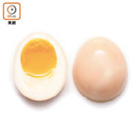 蛋黃中的卵磷脂有利大腦發育，還有能保護眼睛的葉黃素和玉米黃素。蛋黃顏色愈深，這些營養素的含量愈高。