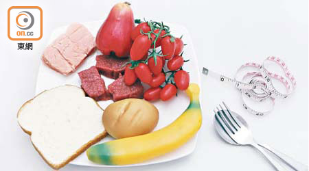 吃自助餐時，要留意蔬菜、五穀與肉類的進食比例。