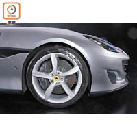 碳陶瓷煞車碟配高效制動卡鉗，發揮高效制動性能，100~0km/h制動距離只需34米。