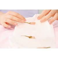沖淨櫻花後用紙巾印乾水分。
