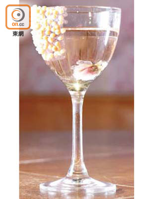 Hanami Martini<br>帶有淡淡粉紅色的Martini用伏特加、氈酒及苦艾酒沖調而成，酒精濃度頗高，而杯裏的櫻花就像漆黑中的螢火蟲般鮮明出眾，令此酒更為出色。
