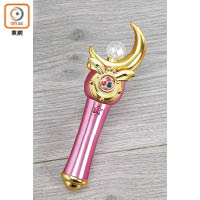 粉紅加金色棒身，棒頂設有魔幻銀水晶，體積為45×56×179mm，重92g。
