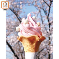 小店賣的櫻花雪糕鋪有一顆顆象徵幸福的彩色脆波波，售￥400（約HK$29）。