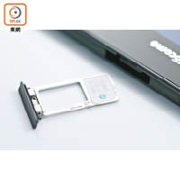 毋須工具即可抽出卡槽，能擺放nanoSIM卡及microSD卡。