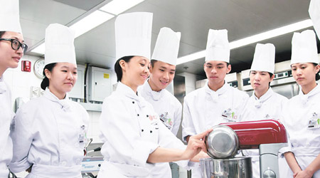 課程涵蓋「烘焙及糖藝」、「餐飲業務營運」、「工商管理」三大範疇的知識。