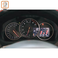 儀錶右方換上4.2吋彩色多功能液晶螢幕，可透過軚環上的多功能鍵切換顯示模式，提供多元化行車資訊。