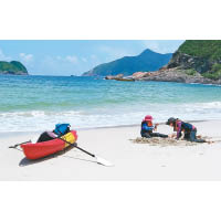 活動之一是海岸探索，有助大人及小朋友了解自然生態。
