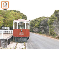 參加環島一天遊，坐電車從Settlement站出發遊覽島上風光。