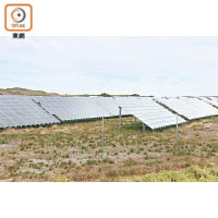 島上善用陽光充沛的條件，裝上大量太陽能板，藉此發電。